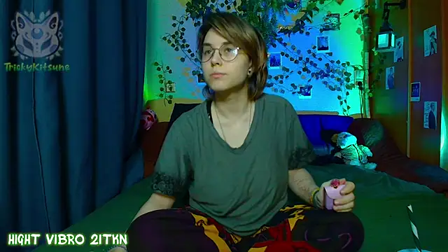 Snapshot of TrickyKitsune chatting on 05.11.26 TrickyKitsune online show from 05.11.26