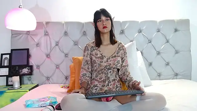 Snapshot of ravennocturne chatting on 01.14.25 ravennocturne online show from 01.14.25