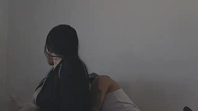 Snapshot of Thiago_x_Sahara chatting on 11.27.25 Thiago x Sahara online show from 11.27.25