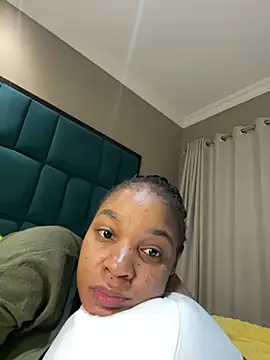 Snapshot of RainyPussy chatting on 12.28.24 RainyPussy online show from 12.28.24