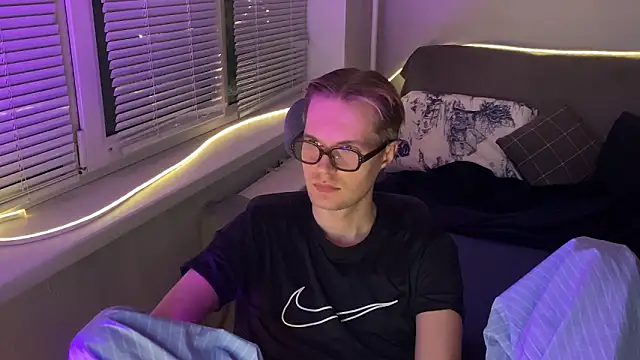 Leonnextdoor online show from 01.08.26