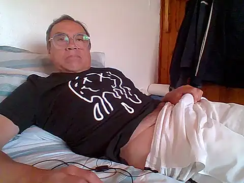 Snapshot of santiagon2015 chatting on 12.30.24 santiagon2015 online show from 12.30.24