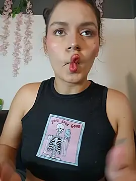 Snapshot of Danni_shy chatting on 05.20.26 Danni shy online show from 05.20.26