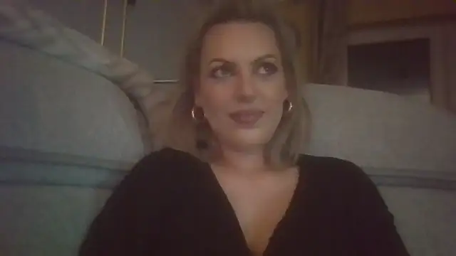 Snapshot of Gigi-Honey chatting on 10.11.25 Gigi-Honey online show from 10.11.25