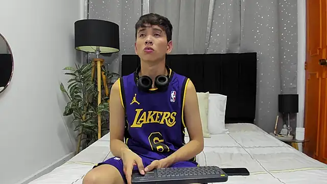 Snapshot of Brian-Ausslos chatting on 01.05.25 Brian-Ausslos online show from 01.05.25