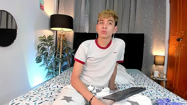 Snapshot of Brian-Ausslos chatting on 02.05.25 Brian-Ausslos online show from 02.05.25