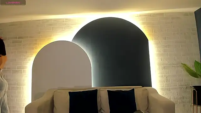 NiaSalvatore online show from 09.20.25