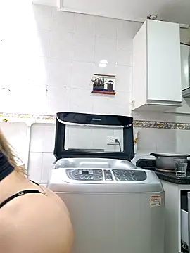 Snapshot of karina_warthon chatting on 10.04.25 karina warthon online show from 10.04.25
