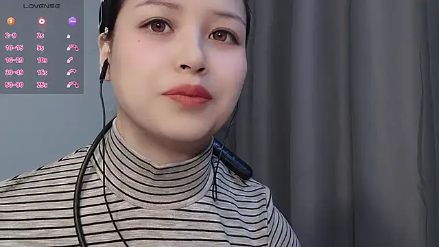 Snapshot of Lucky-xiuxiu chatting on 12.04.25 Lucky-xiuxiu online show from 12.04.25