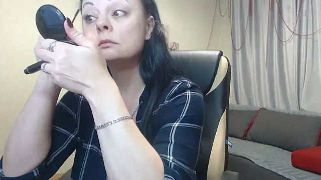 Snapshot of natnett chatting on 12.14.24 natnett online show from 12.14.24