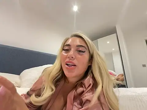 TastyTiffanyy online show from 03.04.25