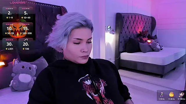 Snapshot of jinxv_nuss chatting on 10.28.25 jinxv nuss online show from 10.28.25