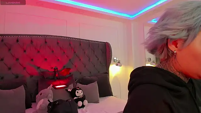 Snapshot of jinxv_nuss chatting on 10.29.25 jinxv nuss online show from 10.29.25