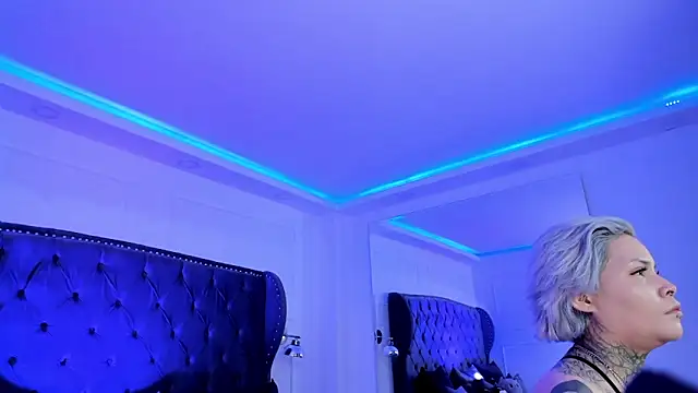 Snapshot of jinxv_nuss chatting on 11.21.25 jinxv nuss online show from 11.21.25