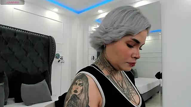 Snapshot of jinxv_nuss chatting on 11.22.25 jinxv nuss online show from 11.22.25