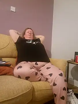 Snapshot of curvy_girl71 chatting on 01.11.25 curvy girl71 online show from 01.11.25