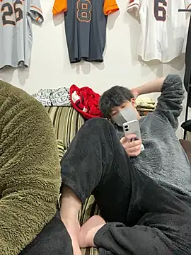 Snapshot of K0718 chatting on 02.25.26 K0718 online show from 02.25.26