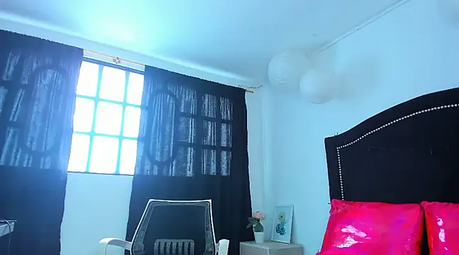 Snapshot of Cleo_Hott chatting on 02.04.25 Cleo Hott online show from 02.04.25