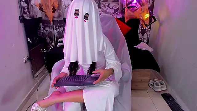 Snapshot of Lil_ceyy chatting on 10.21.25 Lil ceyy online show from 10.21.25