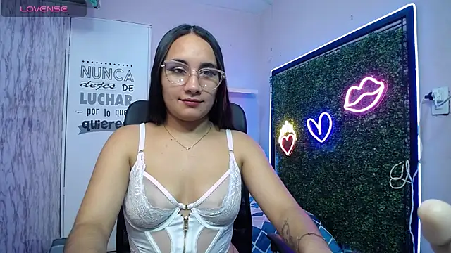 Snapshot of Maylin_horny19 chatting on 05.15.26 Maylin horny19 online show from 05.15.26