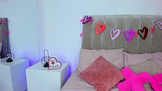 Dahlia Rousse online show from 02.14.25