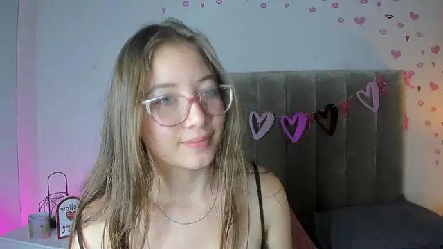 Dahlia Rousse online show from 03.08.25