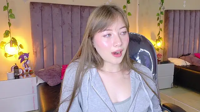 Dahlia Rousse online show from 01.06.26