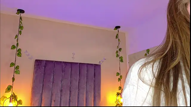 Dahlia Rousse online show from 03.31.26