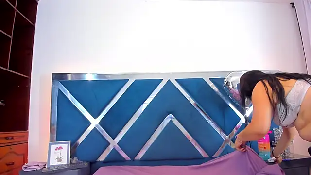 LucineArias online show from 02.26.25