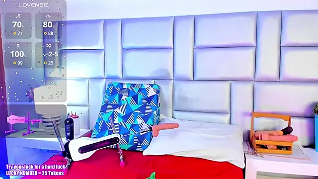 LovelyNickii online show from 10.17.25