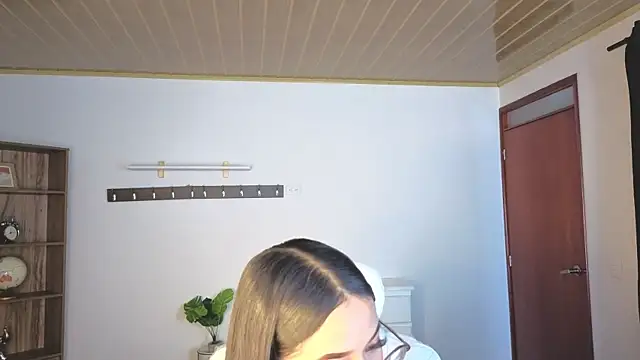 Renaxi Smith online show from 04.15.26