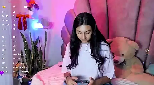 Snapshot of sweetfoxy_17 chatting on 02.02.25 sweetfoxy 17 online show from 02.02.25