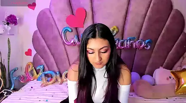 Snapshot of sweetfoxy_17 chatting on 02.25.25 sweetfoxy 17 online show from 02.25.25