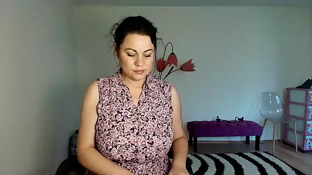 Snapshot of VixenVibesX chatting on 06.18.26 VixenVibesX online show from 06.18.26