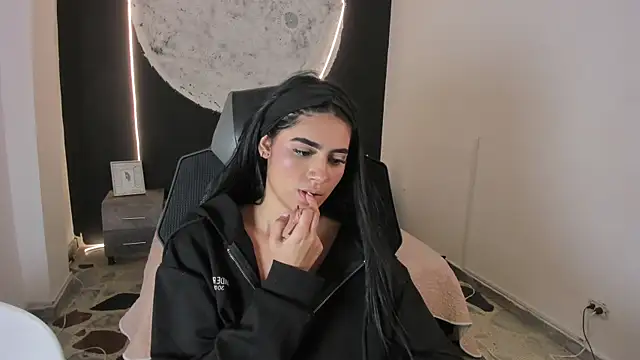 Snapshot of BellaaStorm chatting on 10.18.25 BellaaStorm online show from 10.18.25