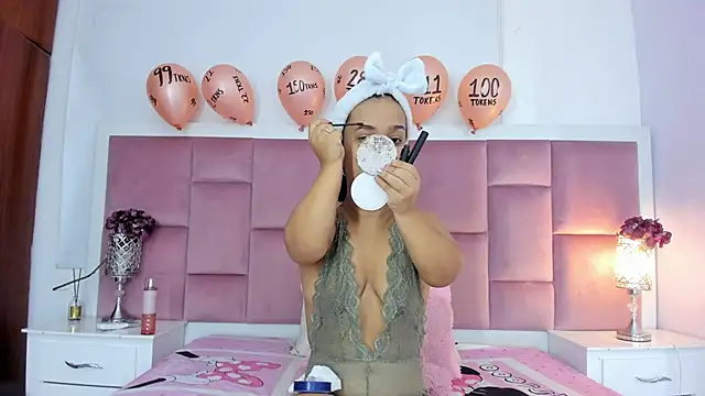 Snapshot of AnieRey chatting on 01.28.25 AnieRey online show from 01.28.25