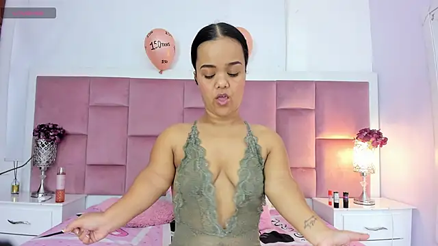 Snapshot of AnieRey chatting on 01.28.25 AnieRey online show from 01.28.25