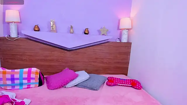 Snapshot of ScarletEmber3 chatting on 10.05.25 ScarletEmber3 online show from 10.05.25