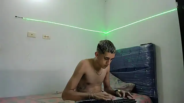 Latinos 2001 online show from 02.19.25