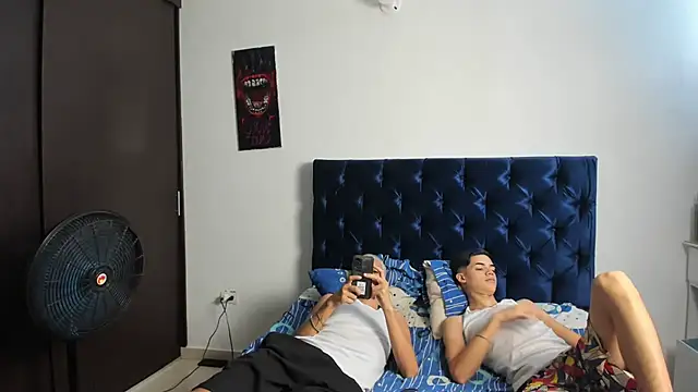 Latinos 2001 online show from 03.05.25