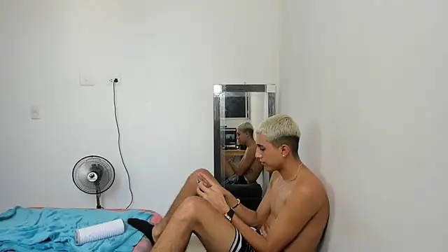 Latinos 2001 online show from 03.22.25