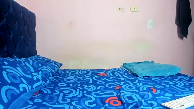 Latinos 2001 online show from 02.05.26