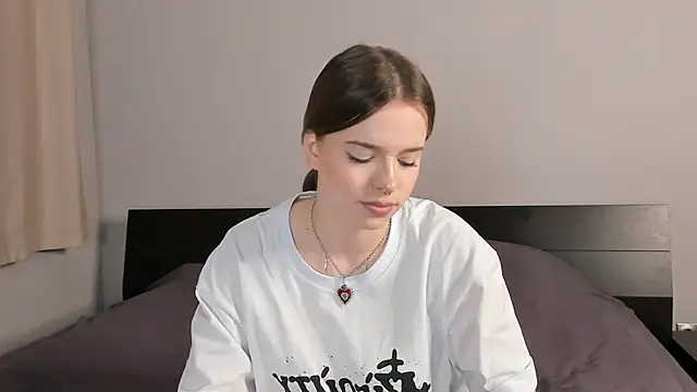 Snapshot of MonaClive chatting on 01.19.25 MonaClive online show from 01.19.25