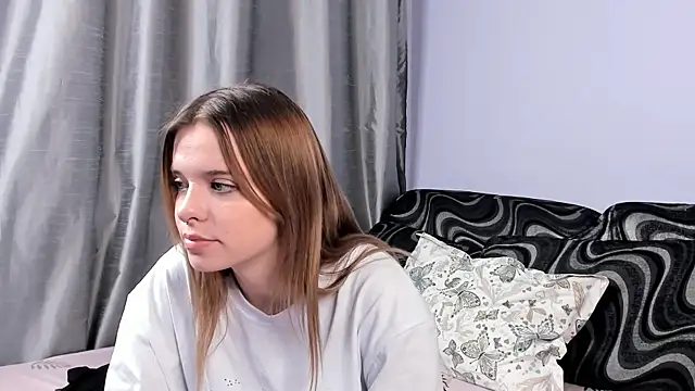 Snapshot of MonaClive chatting on 01.23.25 MonaClive online show from 01.23.25