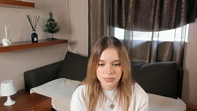 Snapshot of MonaClive chatting on 02.04.25 MonaClive online show from 02.04.25