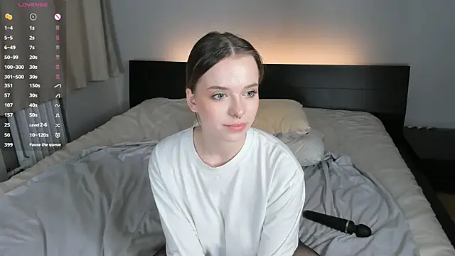 Snapshot of MonaClive chatting on 02.08.25 MonaClive online show from 02.08.25