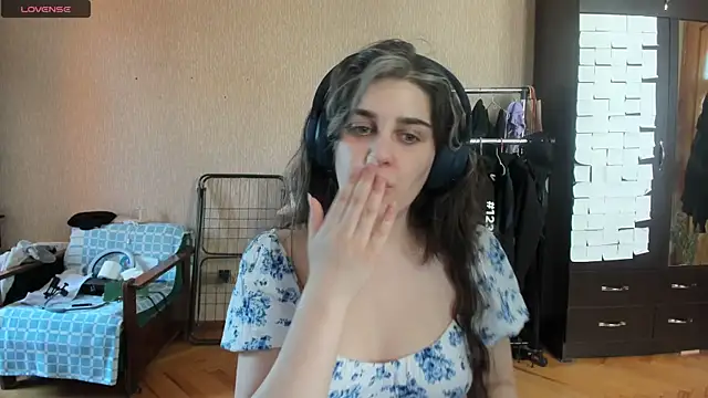 Snapshot of _Roselina_ chatting on 06.25.26 Roselina online show from 06.25.26
