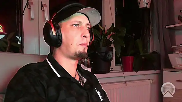 Snapshot of Skullkeeper1984 chatting on 10.15.25 Skullkeeper1984 online show from 10.15.25