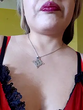 Snapshot of monicavictoria1301 chatting on 10.31.25 monicavictoria1301 online show from 10.31.25