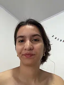 Snapshot of Bella_still chatting on 04.01.26 Bella still online show from 04.01.26